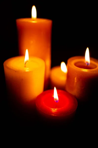 Bruciare Candele Rosse Sfondo Nero Copia Spazio — Foto Stock