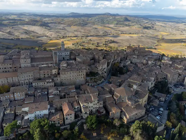 旧市街Montepulcianoと丘の空中ビューは ブドウ畑 トスカーナ イタリア — ストック写真