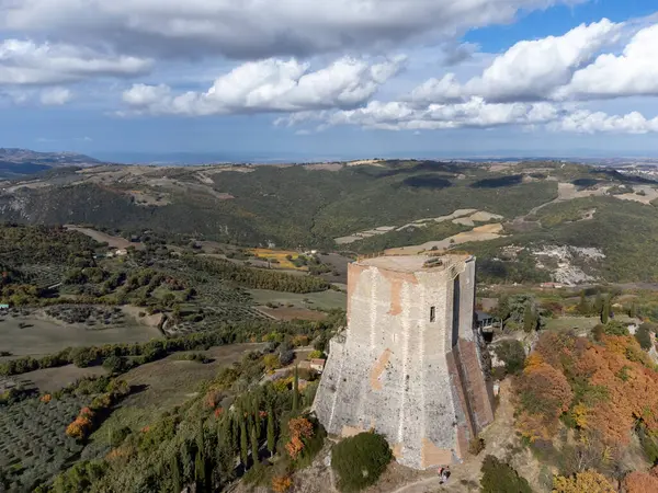 Μεσαιωνικό Κάστρο Οχύρωσης Στην Κορυφή Του Λόφου Και Θέα Στους — Φωτογραφία Αρχείου