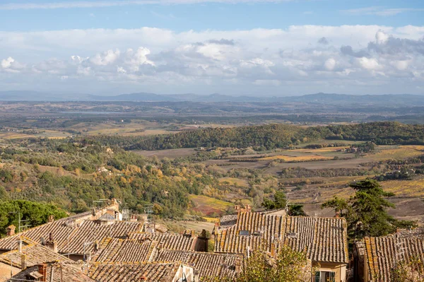 意大利托斯卡纳蒙特普尔西亚诺老城的旧屋顶 山丘和葡萄园 — 图库照片