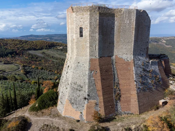 Średniowieczny Zamek Obronny Wzgórzu Widok Wzgórza Toskanii Włochy Jesienią — Zdjęcie stockowe