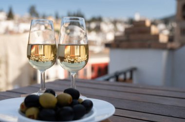 İspanya 'nın güneyindeki Endülüs şehrinin çatıları ve evleri manzaralı İspanyol tatlı ve kuru şarap ve zeytin tadı.