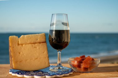 İspanyol şarabı tatmak için Pedro Ximenez şeri ile manchego peyniri El Puerto de Santa Maria, Endülüs, İspanya 'da aynı şaraptan yapılır.
