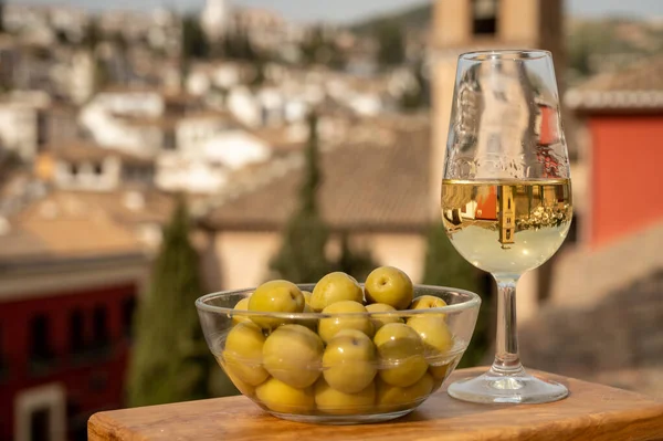 İspanya 'nın güneyindeki Endülüs şehrinin çatılarında ve evlerinde tatlı ve kuru şarap, şarap ve yeşil zeytin tadı.