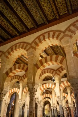 Ortaçağ bozkır mimarisi, Cordoba, Endülüs, İspanya 'daki eski camide sütunları olan renkli geçitler.