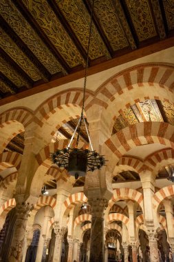 Ortaçağ bozkır mimarisi, Cordoba, Endülüs, İspanya 'daki eski camide sütunları olan renkli geçitler.