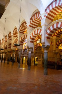 Ortaçağ bozkır mimarisi, Cordoba, Endülüs, İspanya 'daki eski camide sütunları olan renkli geçitler.