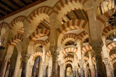 Ortaçağ bozkır mimarisi, Cordoba, Endülüs, İspanya 'daki eski camide sütunları olan renkli geçitler.