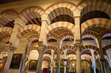 Ortaçağ bozkır mimarisi, Cordoba, Endülüs, İspanya 'daki eski camide sütunları olan renkli geçitler.