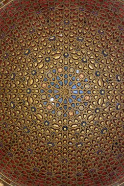 Kraliyet sarayının ahşap tavanının mimari detaylarını gösteren Mudejar tarzı bir manzara... eski Endülüs şehri Seville, İspanya.