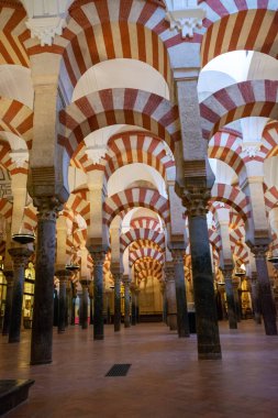 Ortaçağ bozkır mimarisi, Cordoba, Endülüs, İspanya 'daki eski camide sütunları olan renkli geçitler.