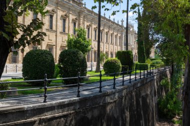 Eski tarihi Endülüs kasabası Seville, İspanya. İşlerin mimari detaylarını incele. Endülüs 'te yaz.
