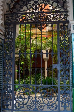 Eski tarihi Endülüs kasabası Seville, İspanya. İşlerin mimari detaylarını incele. Endülüs 'te yaz.