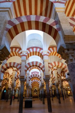 Ortaçağ bozkır mimarisi, Cordoba, Endülüs, İspanya 'daki eski camide sütunları olan renkli geçitler.