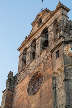 Puerto de Santa Mara 'nın eski kısımlarında yürümek, Sherry şarabı yapmak, Endülüs, İspanya yazın, mimari detaylar.