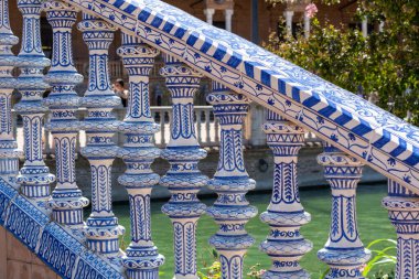 Eski tarihi Endülüs kasabası Seville, İspanya. İşlerin mimari detaylarını incele. Endülüs 'te yaz.