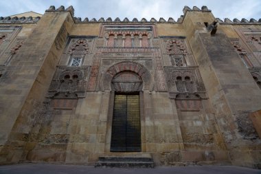 Cordoba, Endülüs, İspanya 'da eski camilerin süsleriyle ortaçağ duvarları