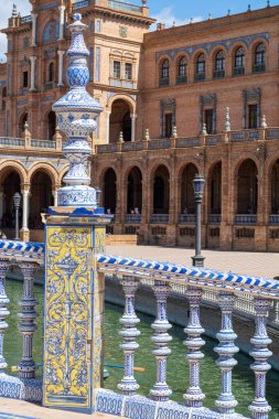 Eski tarihi Endülüs kasabası Seville, İspanya. İşlerin mimari detaylarını incele. Endülüs 'te yaz.