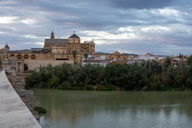 Günbatımında Cordoba, Endülüs, İspanya 'da yürümek