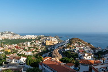 Avrupa 'da yaz mevsiminde subtropikal iklime sahip Endülüs, İspanya, la Herradura turistik kenti