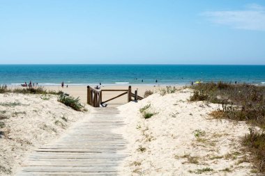 Sanlucar de Barrameda yakınlarındaki altın kumlu plajlar, küçük Endülüs kasabası, İspanya yazın