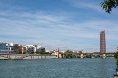 Endülüs şehri Sevilla, İspanya. Yazın Guadalquivir nehri ve Sevilla kulesi manzarası