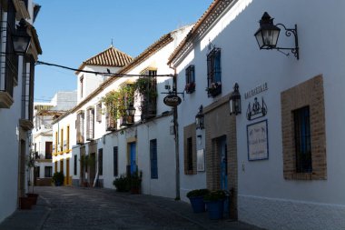 Yazın Cordoba, San Basilio bölgesinin beyaz evleri ve saksıları olan eski bölümlerine bakın.