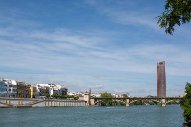 Endülüs şehri Sevilla, İspanya. Yazın Guadalquivir nehri ve Sevilla kulesi manzarası