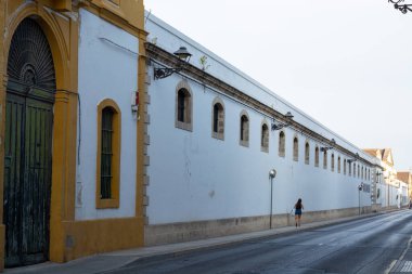 El Puerto de Santa Mara 'nın eski kısımlarında yürümek, Şeri şarabı yapmak, Endülüs, İspanya yazın sokaklar 