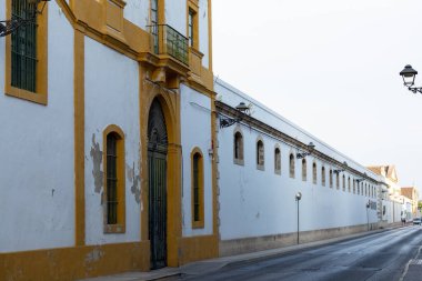 El Puerto de Santa Mara 'nın eski kısımlarında yürümek, Şeri şarabı yapmak, Endülüs, İspanya yazın sokaklar 