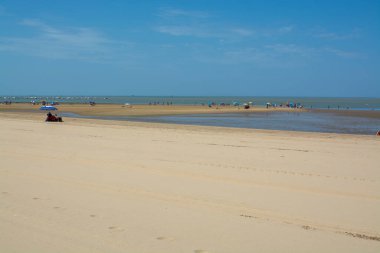 Sanlucar de Barrameda yakınlarındaki altın kumlu plajlar, küçük Endülüs kasabası, İspanya yazın
