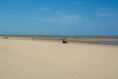 Sanlucar de Barrameda yakınlarındaki altın kumlu plajlar, küçük Endülüs kasabası, İspanya yazın