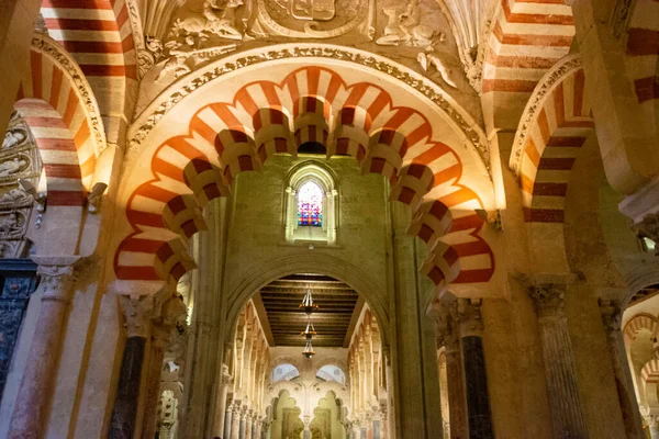 Středověká Maurská Architektura Barevné Průchody Sloupy Staré Mešitě Córdobě Andalusii — Stock fotografie