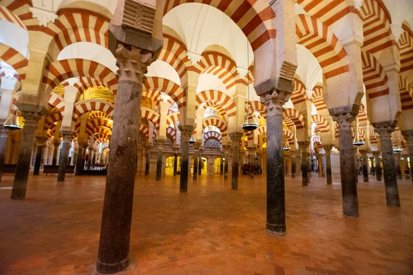 Μεσαιωνική Μαυριτανική Αρχιτεκτονική Πολύχρωμοι Διάδρομοι Κίονες Στο Παλιό Τζαμί Στην — Φωτογραφία Αρχείου