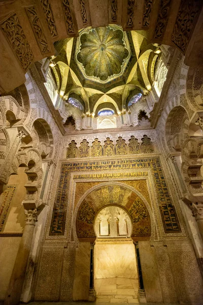 西班牙安达卢西亚科尔多瓦一座没有人的古老清真寺的建筑细节 中世纪摩尔式建筑 五颜六色的木制天花板和装饰品 — 图库照片