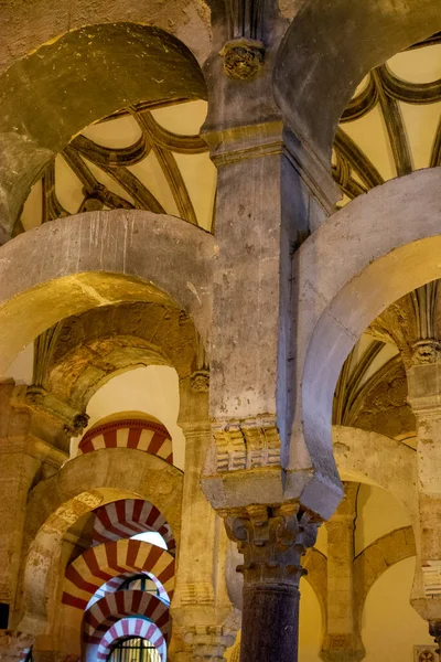 Μεσαιωνική Μαυριτανική Αρχιτεκτονική Πολύχρωμοι Διάδρομοι Κίονες Στο Παλιό Τζαμί Στην — Φωτογραφία Αρχείου