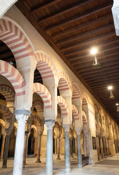 Middeleeuwse Moorse Architectuur Kleurrijke Achways Met Zuilen Oude Moskee Cordoba — Stockfoto