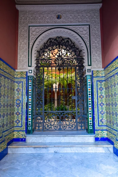 Endülüs tarzı, yeşil bitki ve kemerli avlu, Seville, İspanya 'nın eski bir kasabası.