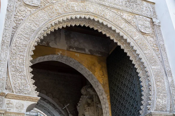Eski tarihi Endülüs kasabası Seville, İspanya. Yazın Gotik Katedral Kilisesi 'nin mimari detaylarını incele