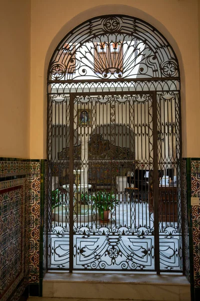 安达卢西亚风格 有绿色植物和拱门的庭院 西班牙塞维利亚老城 — 图库照片