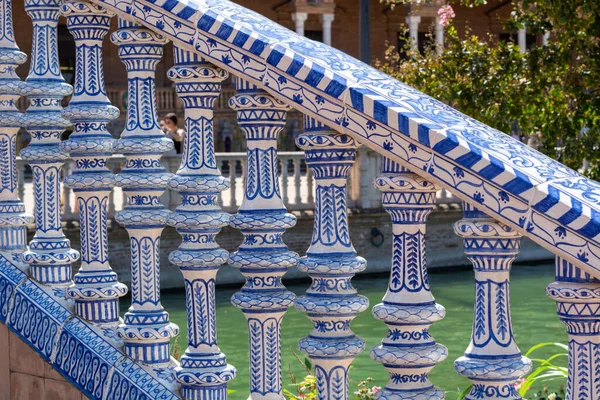 Eski tarihi Endülüs kasabası Seville, İspanya. İşlerin mimari detaylarını incele. Endülüs 'te yaz.