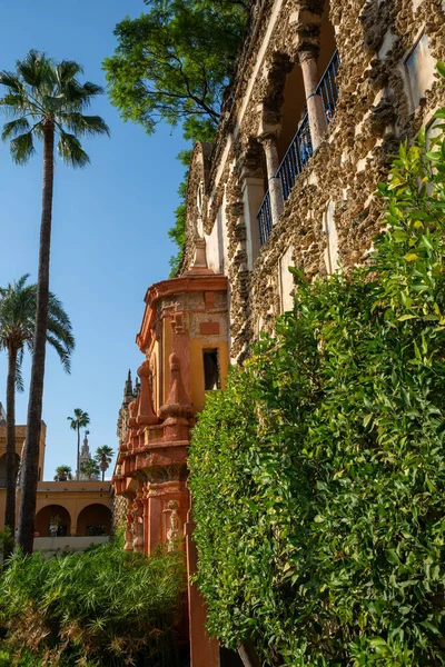 Mudejar tarzında saray yeşili bahçeler. Eski tarihi Endülüs kasabası Seville, İspanya. Unesco sitesi.