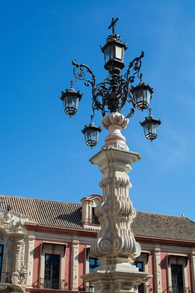 Eski tarihi Endülüs kasabası Seville, İspanya. Yazın Gotik Katedral Kilisesi 'nin mimari detaylarını incele