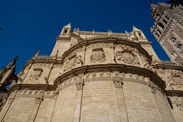 Eski tarihi Endülüs kasabası Seville, İspanya. Yazın Gotik Katedral Kilisesi 'nin mimari detaylarını incele