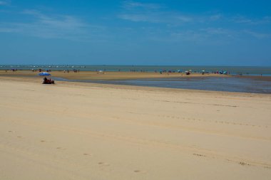 Sanlucar de Barrameda yakınlarındaki altın kumlu plajlar, küçük Endülüs kasabası, İspanya yazın