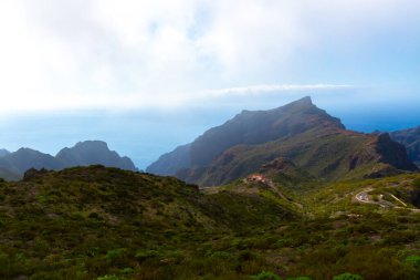 Dağlarda ve vadilerde gizlenmiş zor ulaşılabilir manzaralar Masca, Tenerife, Kanarya adaları, İspanya