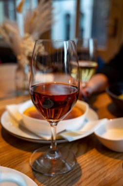 Lokantada yemekten sonra tatlı sindirim muscat şarabı servis edilir.