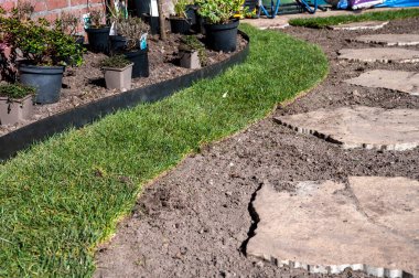 Bahçede doğal yeşil çimenler, yeşil çimenler ve baharda bahçe yenileme işleri.