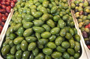 Markete yakın lezzetli yeşil zeytinler, sağlıklı vejetaryen gıda geçmişi.