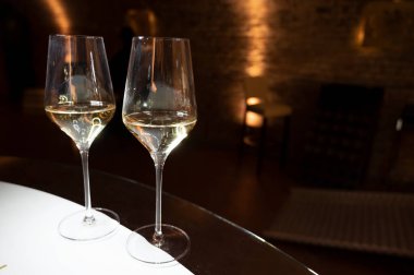 Geleneksel yeraltı mağaralarında üretilen brüt şampanyalı köpüklü şarabın tadına bakmak